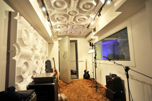 Εξ' ολοκλήρου (με το κλειδί στο χέρι) μελέτη - κατασκευή studio ηχογραφήσεων στο Πολύγωνο