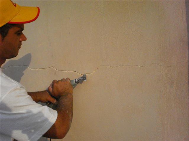 Στεγανοποίηση, κτιριακή αποκατάσταση και χρωματισμός εξωτερικής τοιχοποιΐας σε πολυτελή κατοικία, στη Βάρκιζα